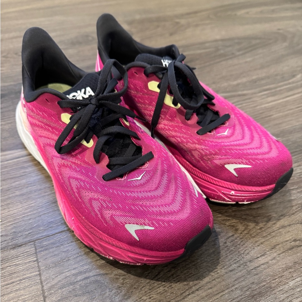 GUC Hoka Arati 6 Size 7.5 - Festival Fuchsia